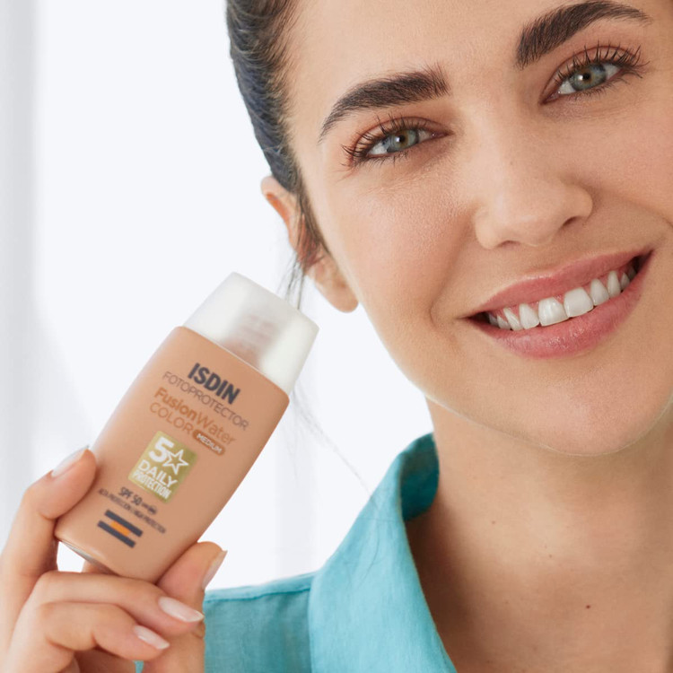 ضد آفتاب فیوژن واتر SPF50 رنگی مدیوم ایزدین (تولید2023)